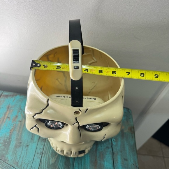 Vintage 1998 Skeleton Skull Halloween Bucket Décor Flashlight Eyes - Picture 11 of 14